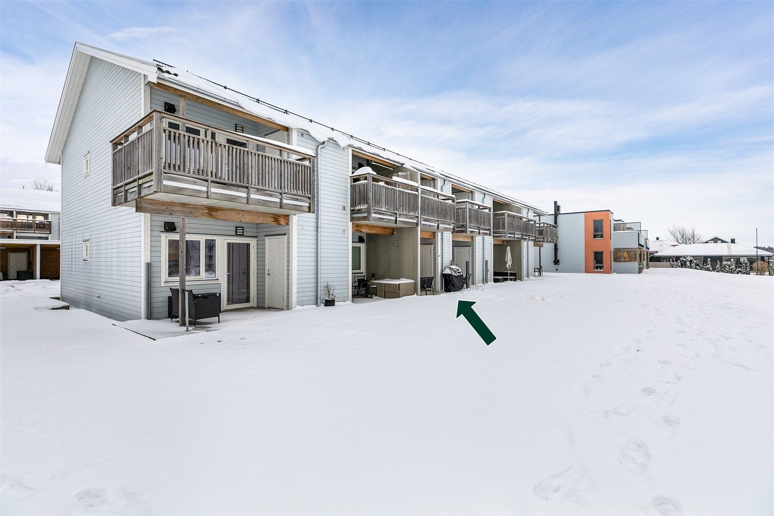 Leiligheten er blant de mest attraktivt beliggende i sameiet; lengst vest og inntil et større grøntareal. Fotograf; Børge Oppegård.