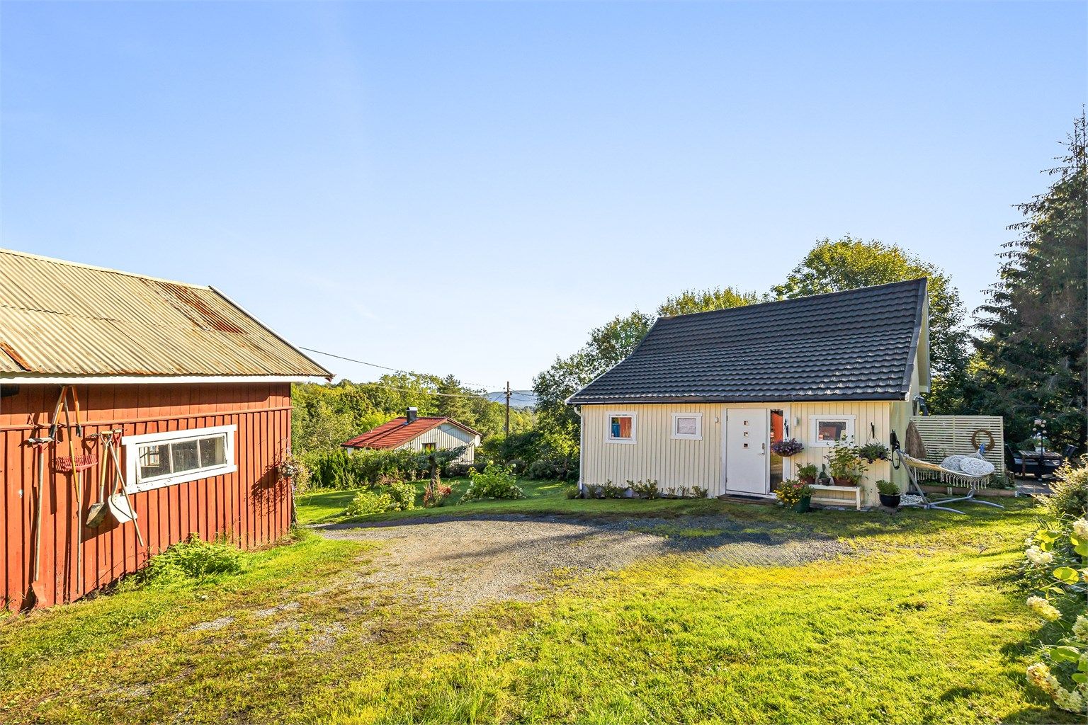 Tilgang til et frittstående uthus på ca. 46 kvm med boder/lagerrom. Foto: Stine Prøitz Jørgensen