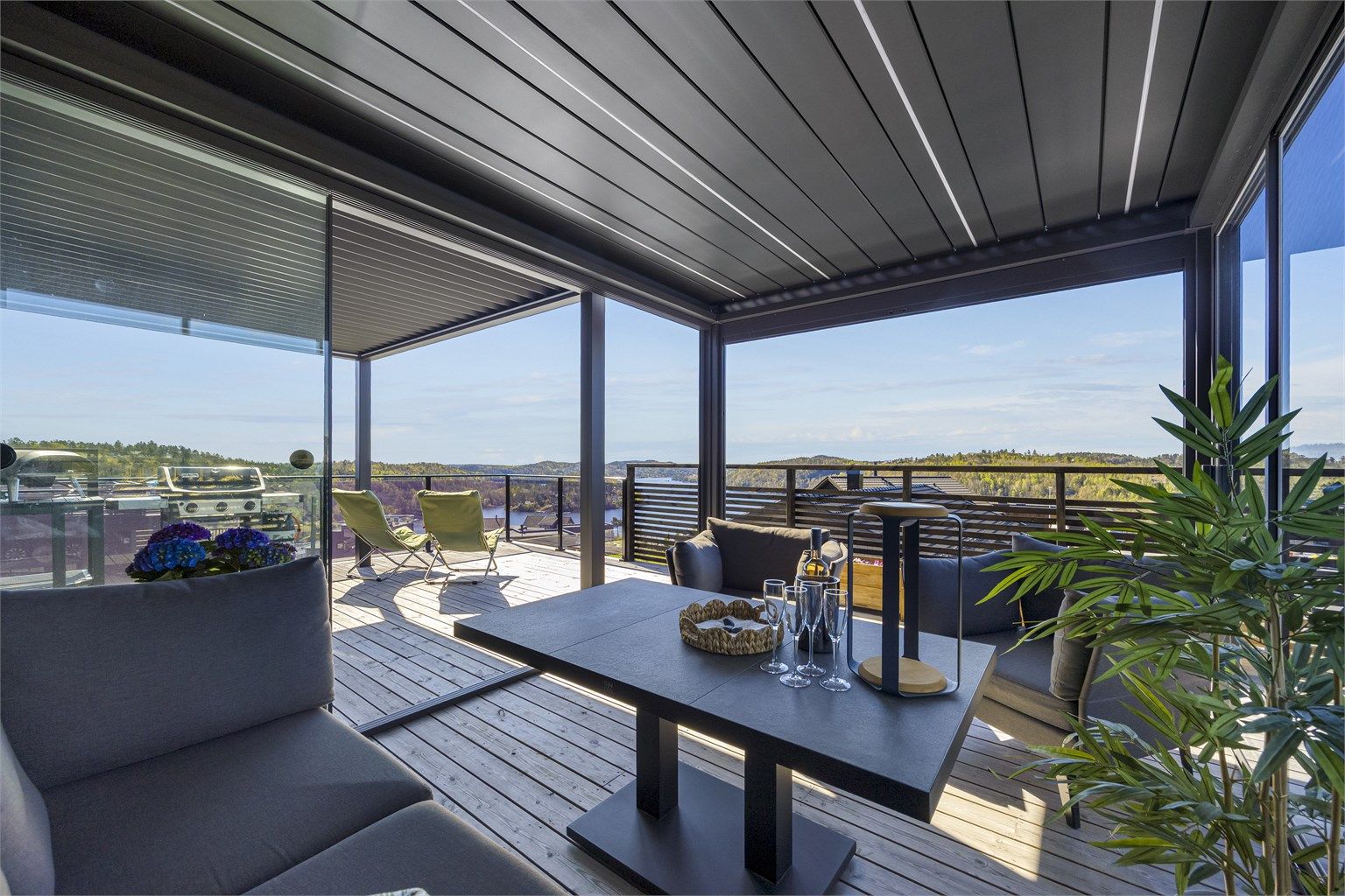 Det er påkostet dobbel pergola med lys og vegger for lune stunder på uteplassen.