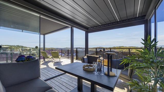 Det er påkostet dobbel pergola med lys og vegger for lune stunder på uteplassen.