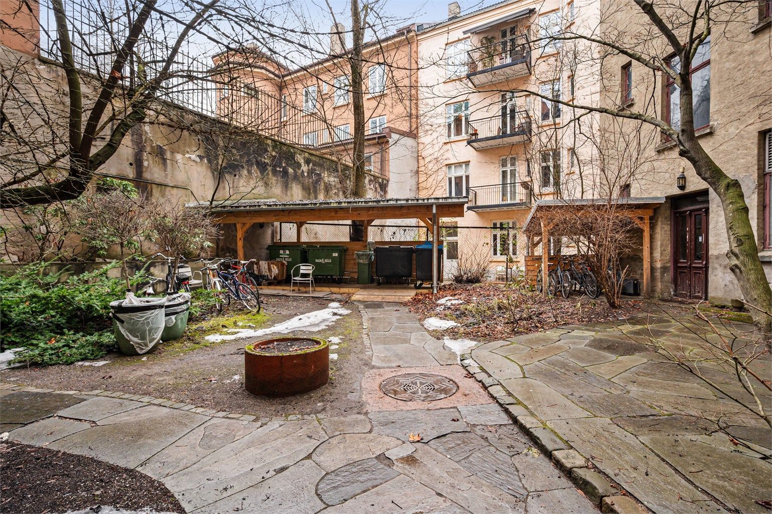 Leiligheten disponerer to loftsboder med en samlet gulvflate på 12,4 m².