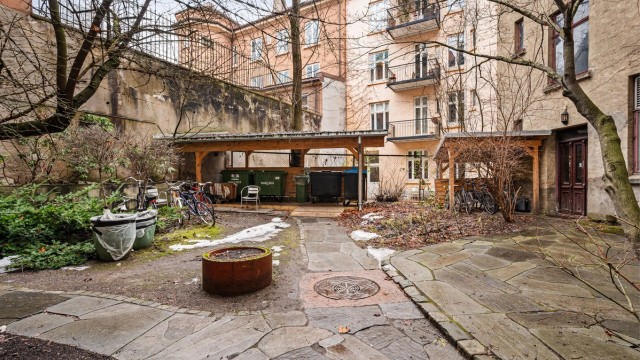 Leiligheten disponerer to loftsboder med en samlet gulvflate på 12,4 m².