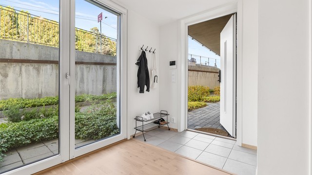 Deler av entréen er flislagt og det er gulvvarme under flisene