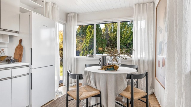 Praktisk adkomst mellom kjøkken og terrasse slik at man enkelt kan servere måltider utendørs