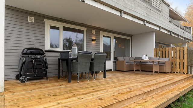 Terrassen gir rom for flere sittegrupper og et et naturlig samlingssted om sommeren.