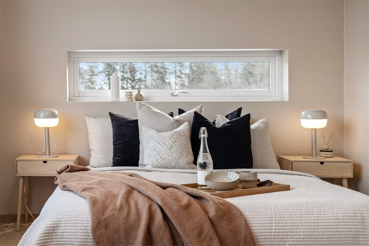 Hovedsoverommet er av god størrelse og har plass til dobbeltseng med nattbord på hver side. Hovedsoverommet har eget walk-in-closet.