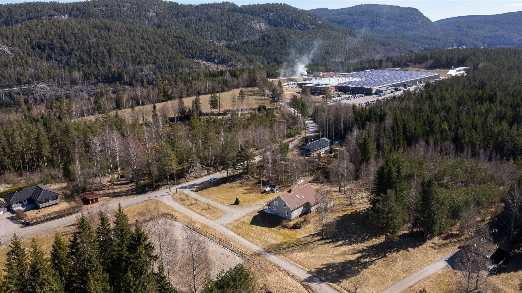 Eiendommen grenser til Bandak AS. Foto: Danny Twang.