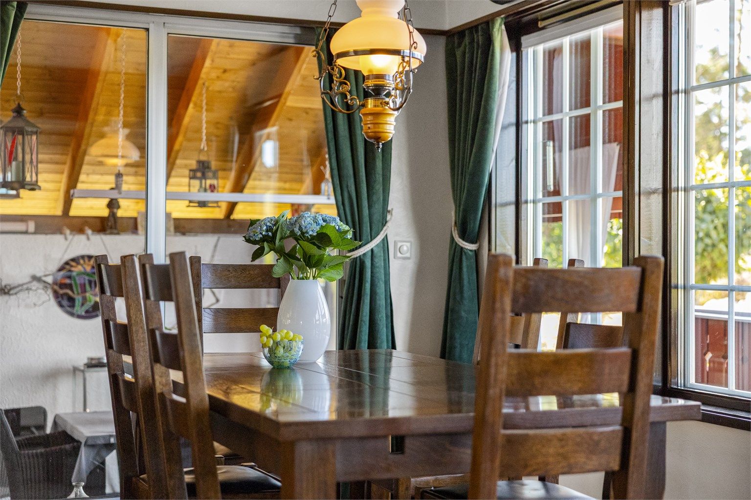 Spisestuen er et hyggelig samlingspunkt for familie og venner.