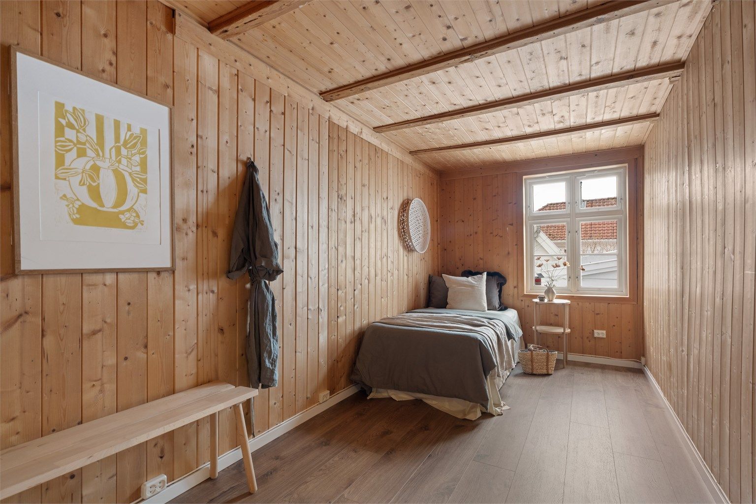 Soverom tre er kledd med trepanel og egner seg utmerket som barnerom eller gjesterom.