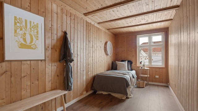 Soverom tre er kledd med trepanel og egner seg utmerket som barnerom eller gjesterom.