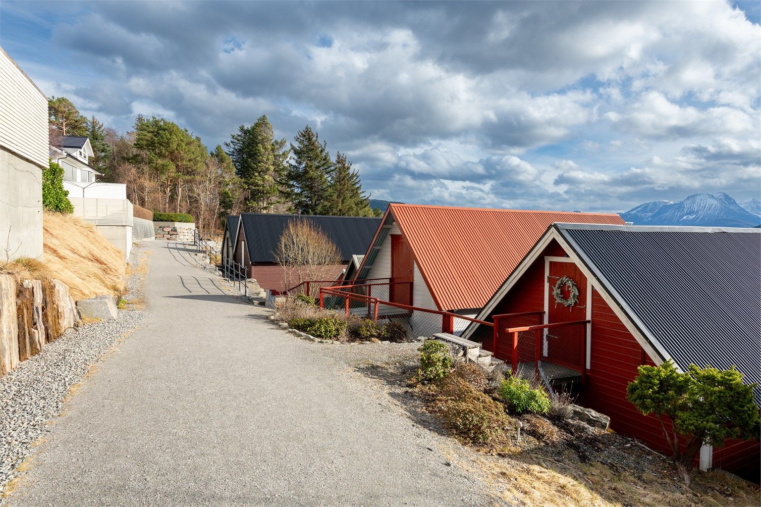 Fjordstien går like bak naustet og denne strekker seg fra Furmyra til Bogneset og byr på flotte turmuligheter