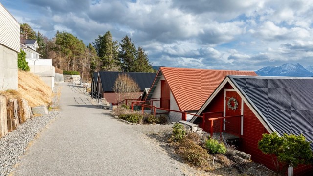 Fjordstien går like bak naustet og denne strekker seg fra Furmyra til Bogneset og byr på flotte turmuligheter