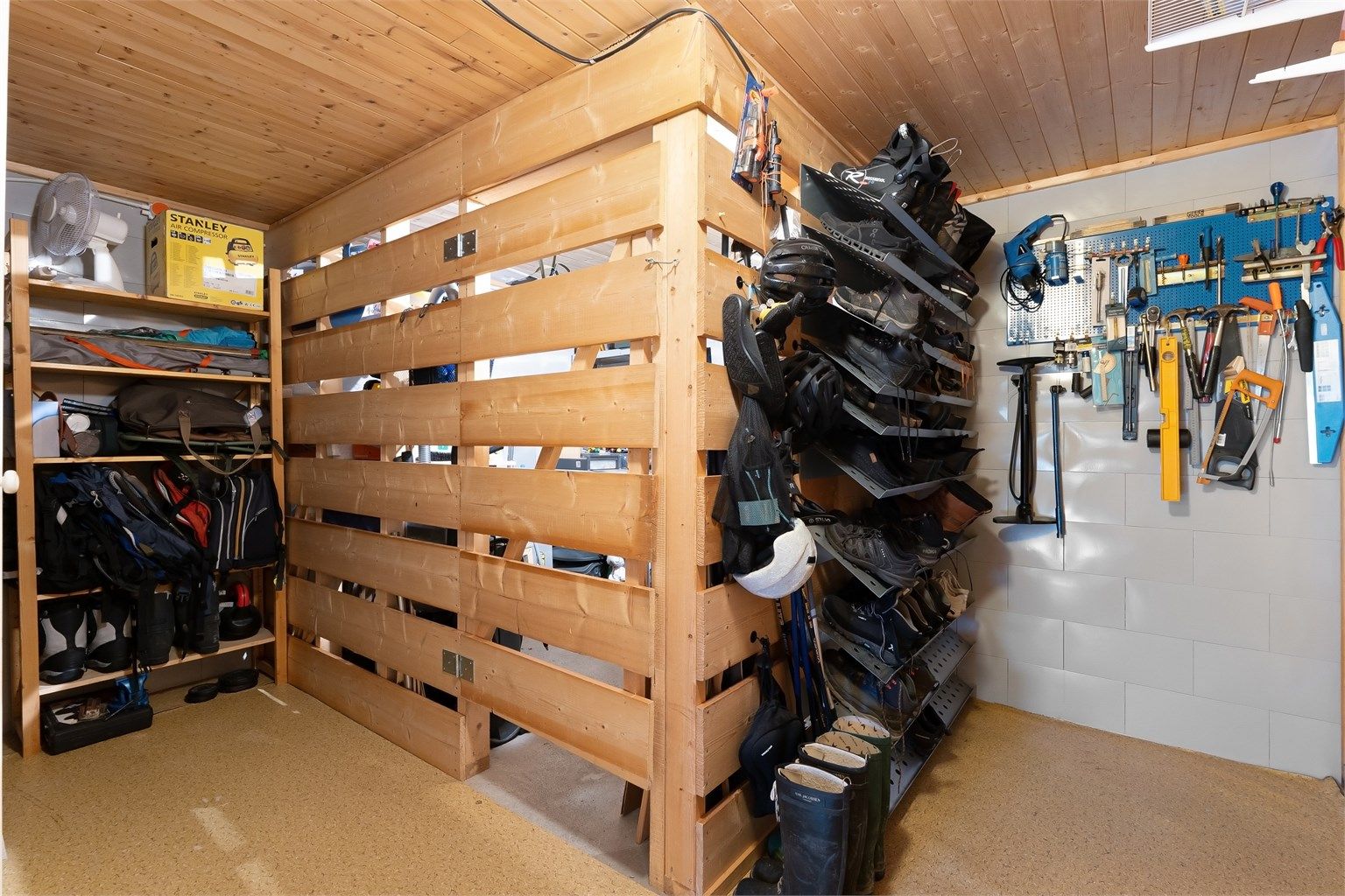 Bodene gir utmerkede muligheter for organisering av sportsutstyr og verktøy.
