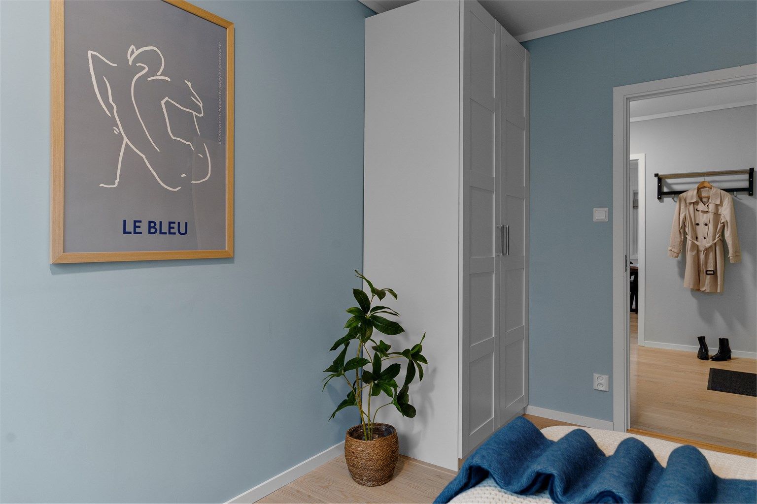 - Også innredet med stort garderobeskap -