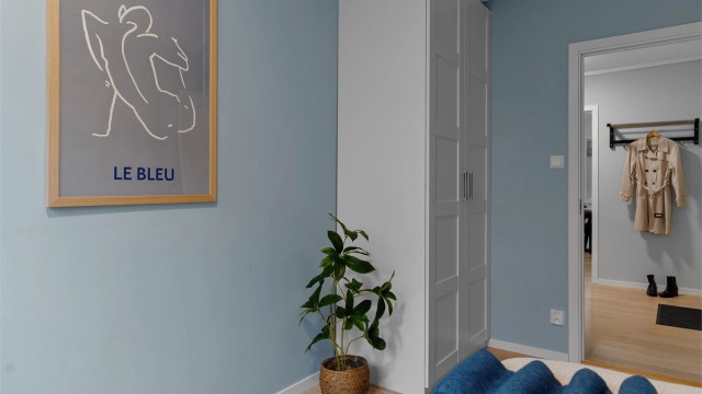 - Også innredet med stort garderobeskap -