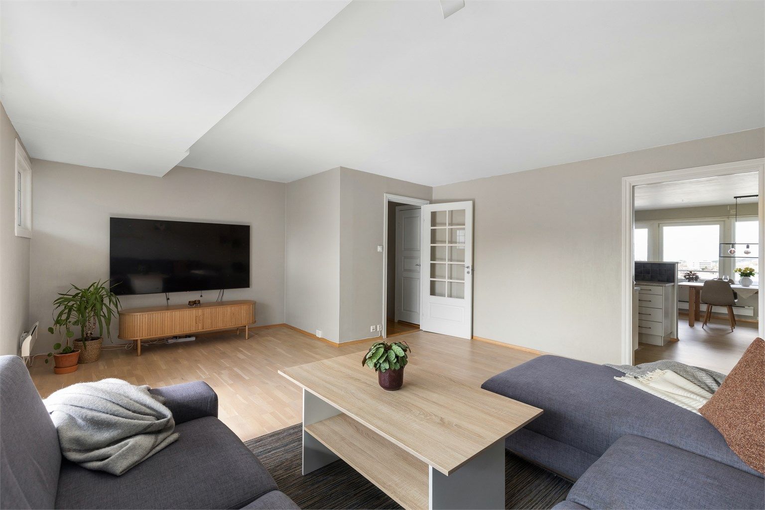 Gjennomgående planløsning binder stuen og kjøkkenet sammen til en helhetlig sone.