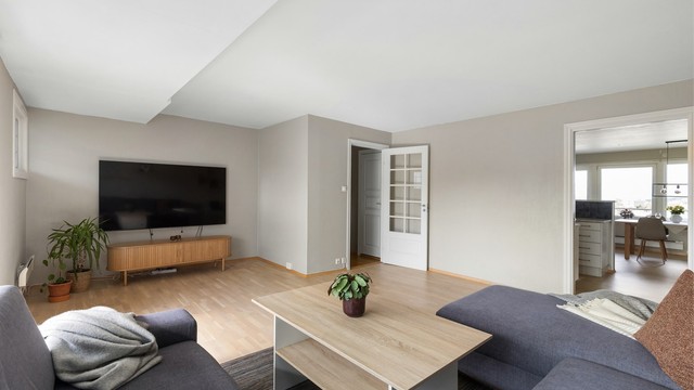 Gjennomgående planløsning binder stuen og kjøkkenet sammen til en helhetlig sone.