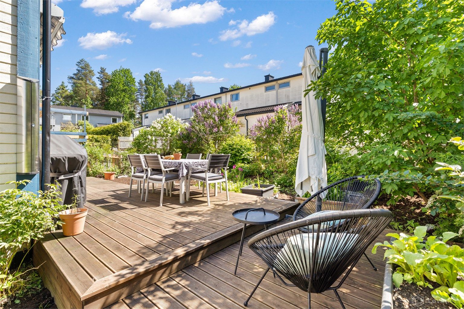 En innholdsrik tomannsbolig over tre plan, med utgang fra stuen til en romslig markterrasse på 33 m².
Foto: [Fotograf eller fotofirma]