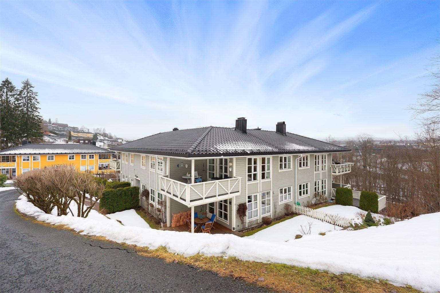 Dette er stedet for deg som ønsker å bo med nærhet til barnehager, skoler, buss, butikker, fritidsaktiviteter og ikke minst marka med et rikt utvalg turmuligheter, sommer som vinter