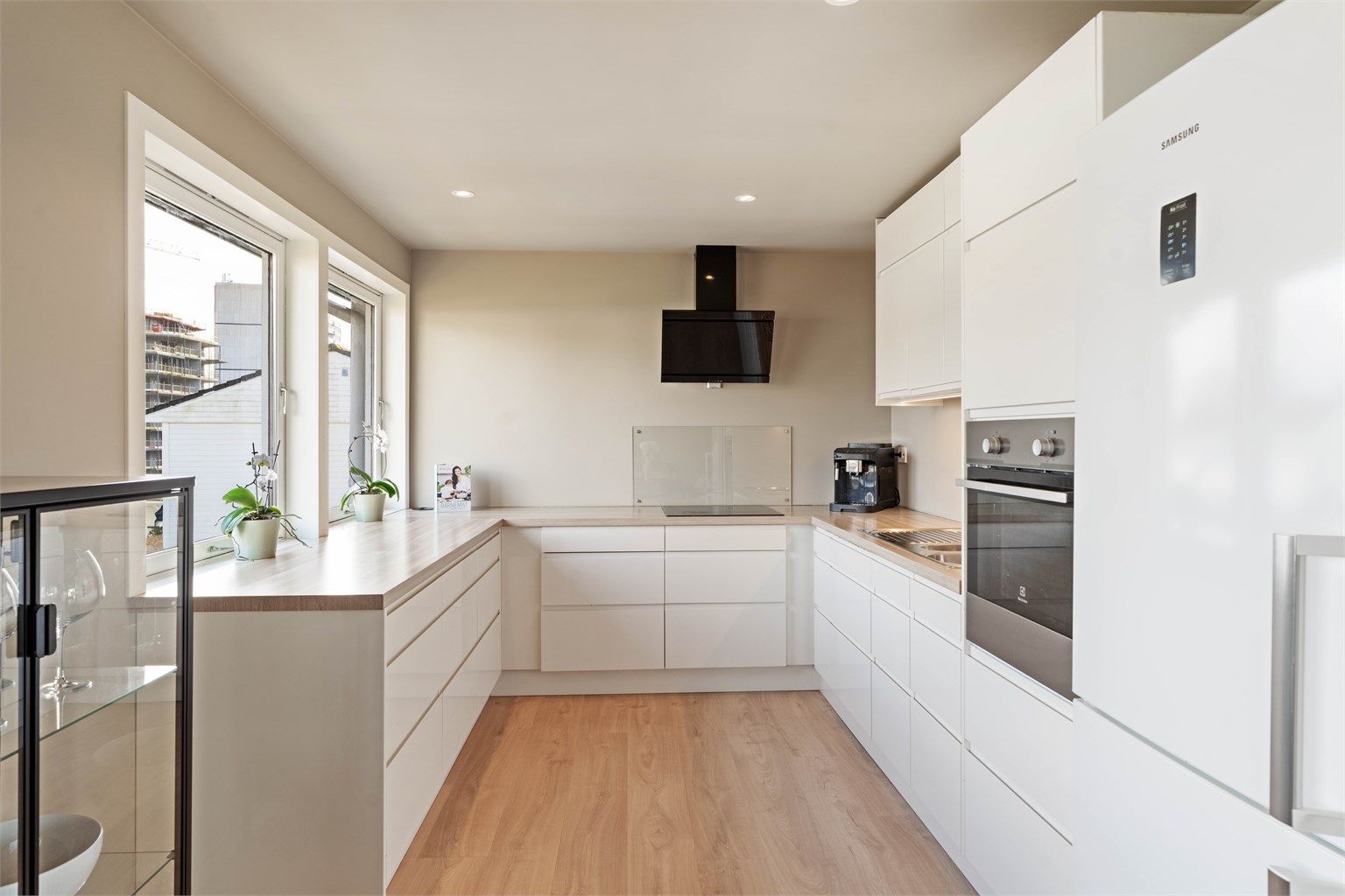 Kjøkkeninnredningen fra Nettoline ble satt inn i 2024 og har et stilrent uttrykk med glatte fronter og laminatbenkeplate. 
Kjøkkenet er utstyrt med integrert stekeovn og platetopp, samt komfyrvakt for ekstra trygghet.