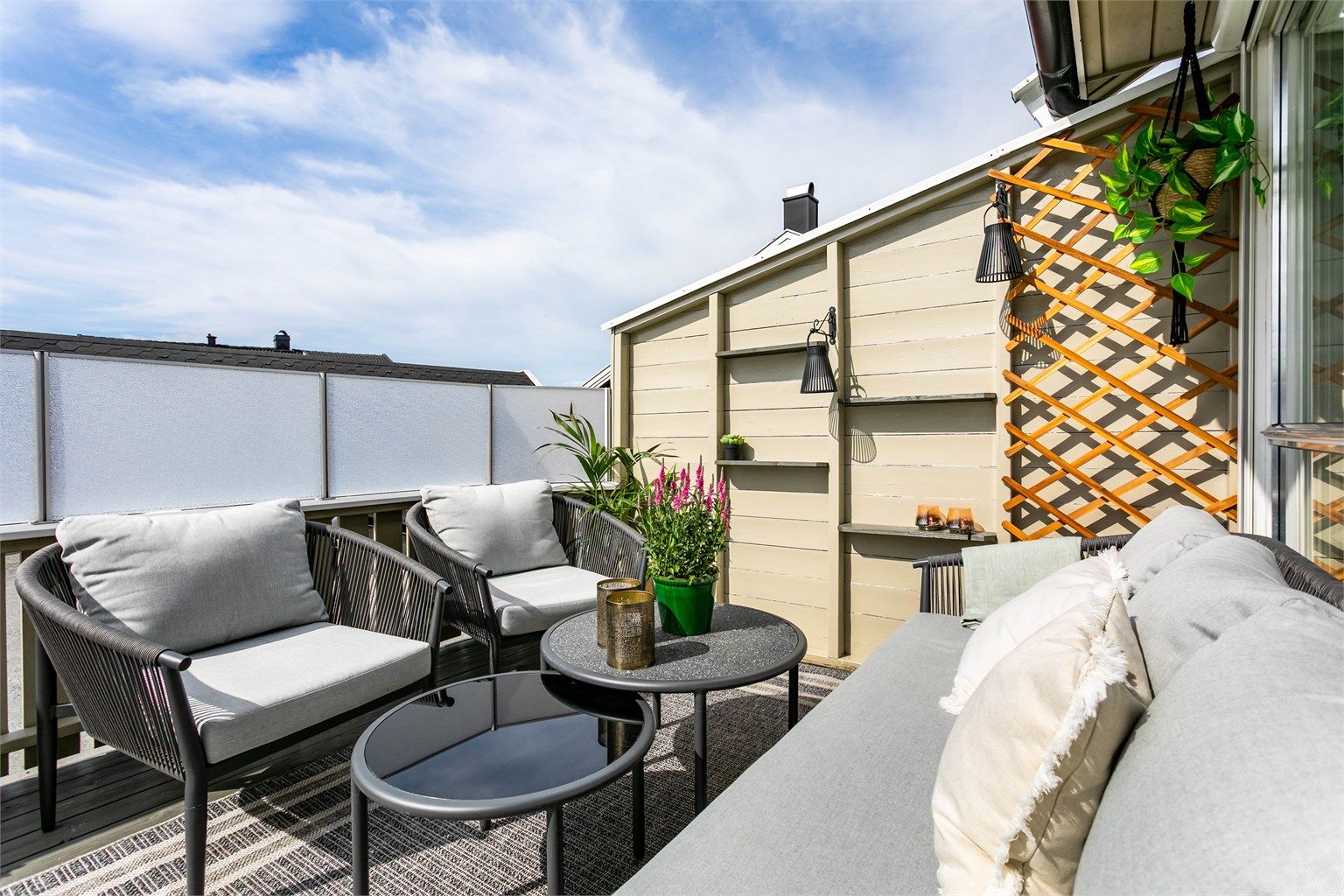 Høye levegger på begge sider kombinert med frostede glass over rekkverket ivaretar privatlivet på terrassen.