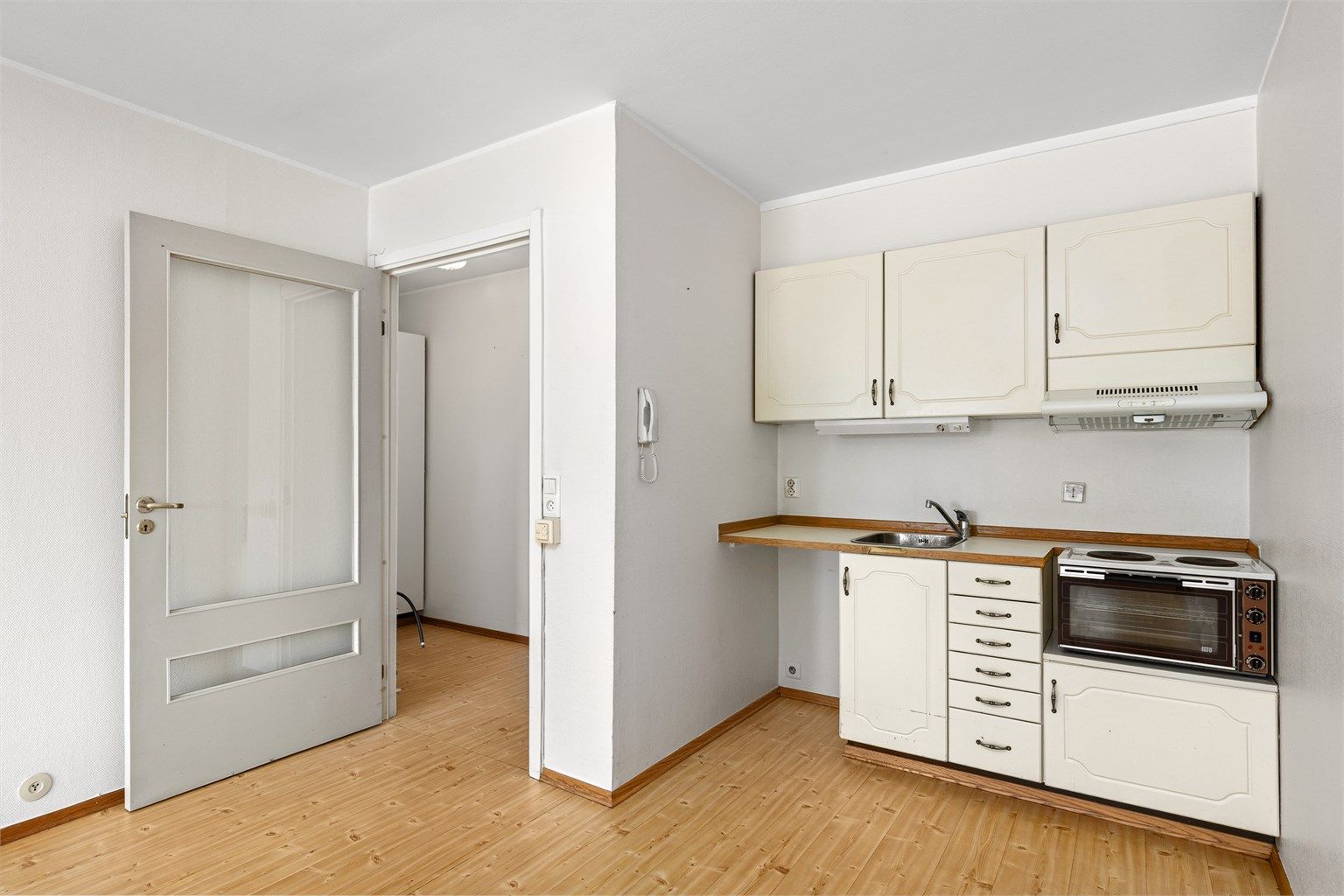 Kjøkkenet holder en enkel standard. Ved eventuell oppussing, er det gode muligheter for å utvide kjøkkeninnredningen ved å bygge skap langs ytterveggen