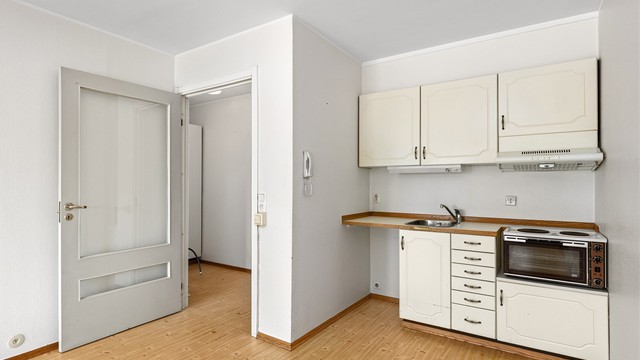 Kjøkkenet holder en enkel standard. Ved eventuell oppussing, er det gode muligheter for å utvide kjøkkeninnredningen ved å bygge skap langs ytterveggen