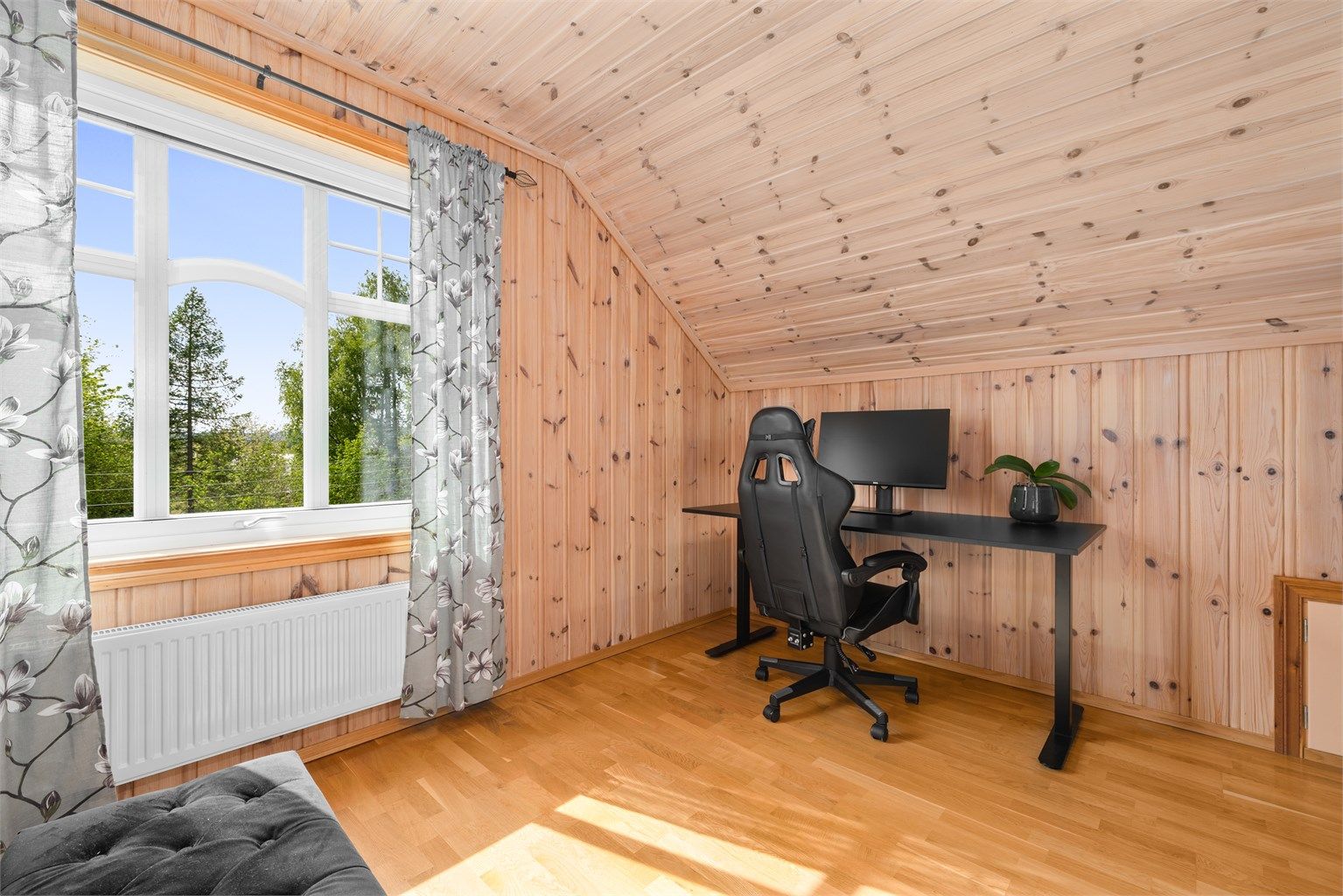 Rommet egner seg godt som barnerom, gjesterom eller kontor.