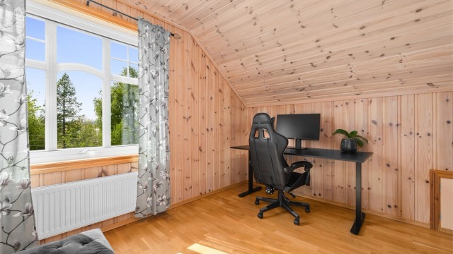 Rommet egner seg godt som barnerom, gjesterom eller kontor.