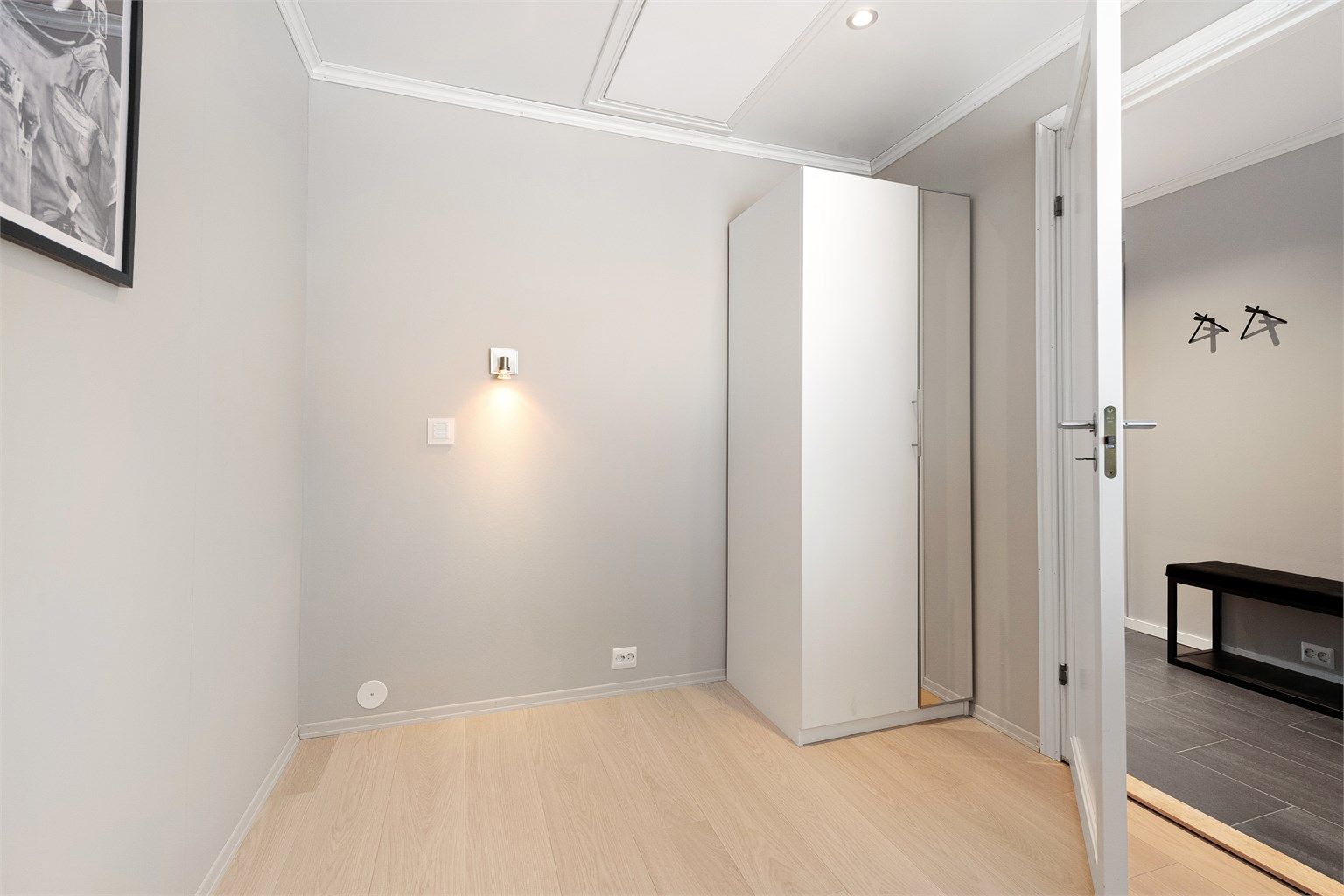 Soverom 2 med frittstående garderobeskap. 
Luke i tak til kryploft