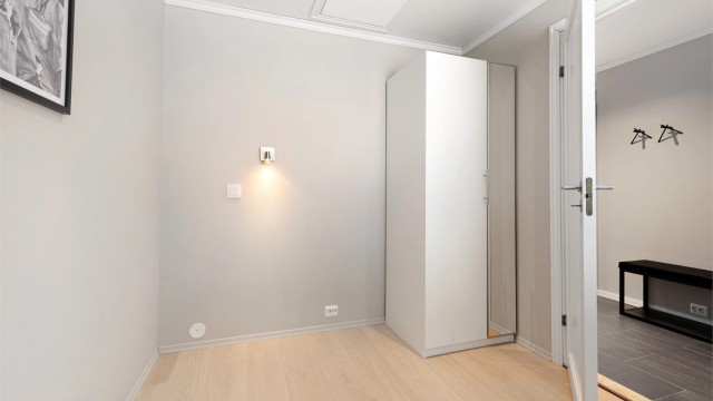 Soverom 2 med frittstående garderobeskap.
Luke i tak til kryploft