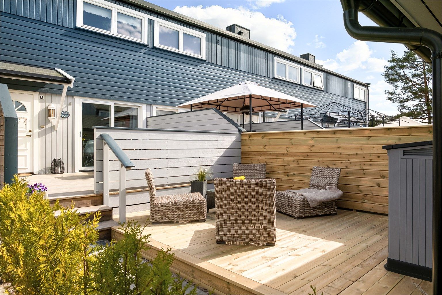 Nyere terrasse og platting som gir fine soner for avslapning og sosiale sammenkomster.