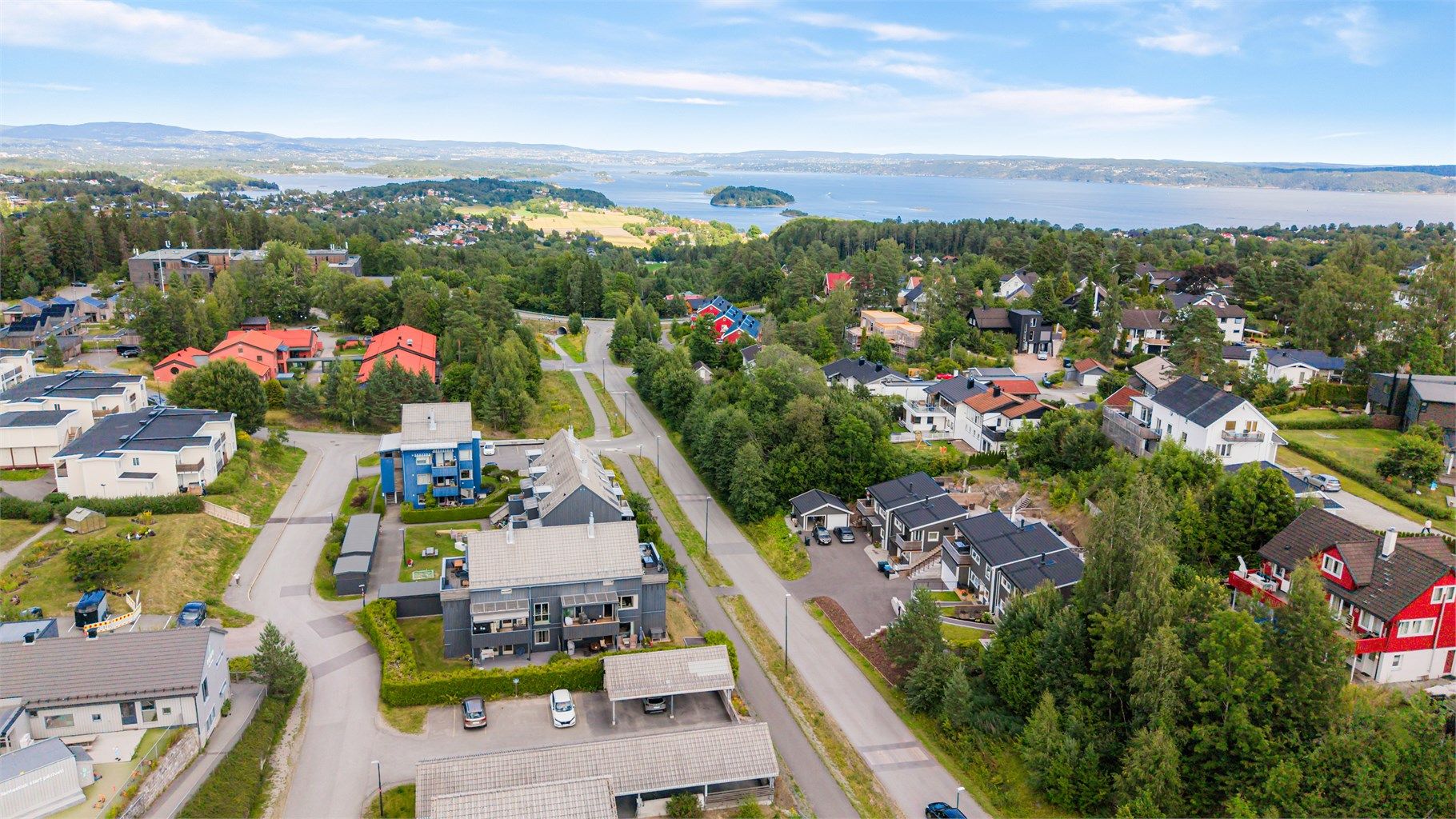 Fra boligen er det kort vei til fine opplevelser på sjøen og i marka. Det finnes flere fine badeplasser i nærheten - Hvalstrand, Spirabukta og Blakstadbukta, samt Asker seilforening ved Børsholmen. 