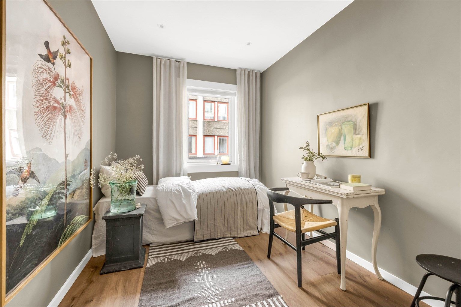 Soverom nr 2 er også av god størrelse og har plass til dobbeltseng og kontorpult/garderobe eller det man måtte ønske av tilhørende møblement.