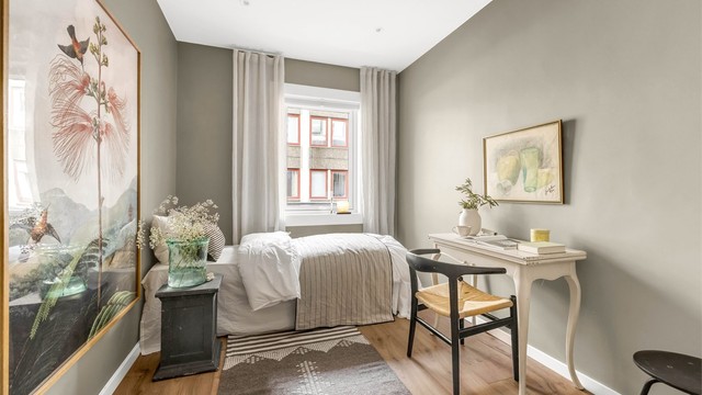 Soverom nr 2 er også av god størrelse og har plass til dobbeltseng og kontorpult/garderobe eller det man måtte ønske av tilhørende møblement.