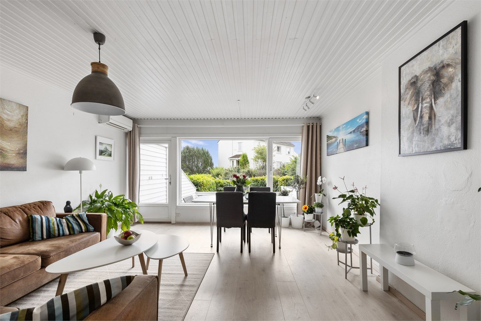 Stuen har plass til både sofagruppe og spisebord.