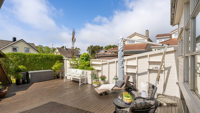 Det er direkte utgang til solrik vestvendt og skjermet terrasse, med gode muligheter for hagemøbler og grill.