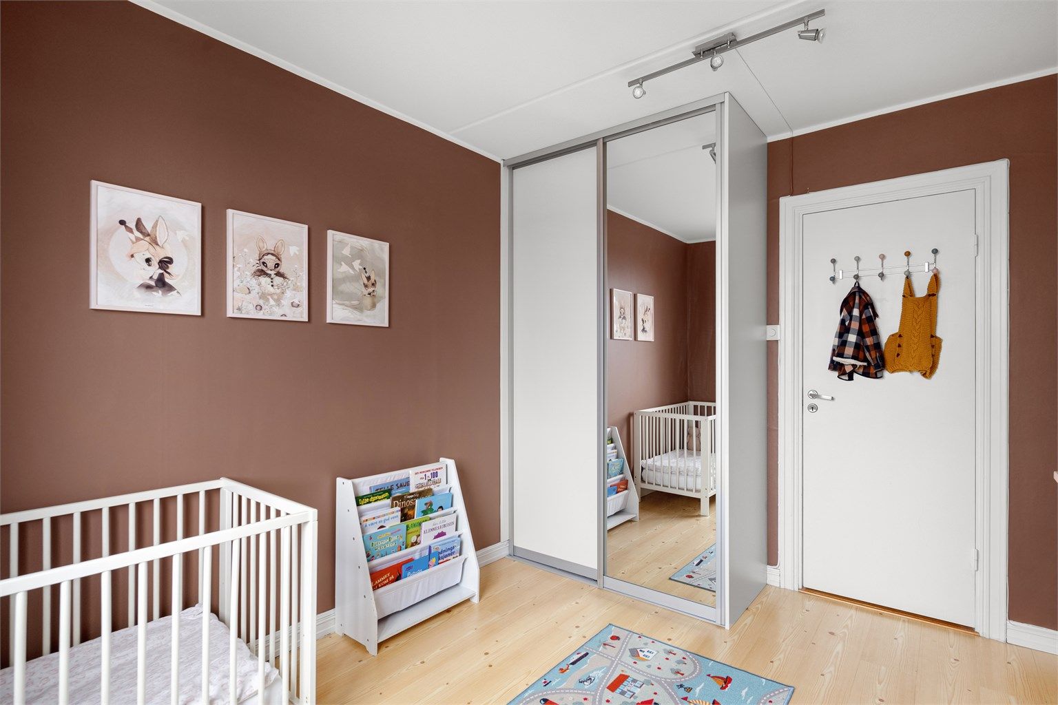 Skyvedørsgarderobe med speilfronter gir god oppbevaring og en større romfølelse.