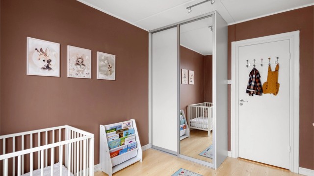 Skyvedørsgarderobe med speilfronter gir god oppbevaring og en større romfølelse.