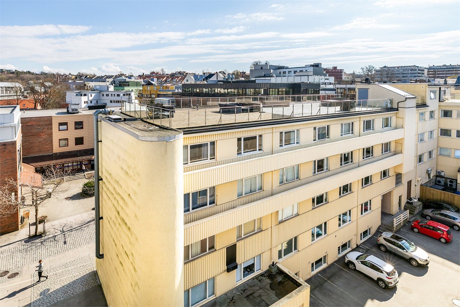 Høyden av tredje etasje innebærer at leiligheten er uten direkte innsyn.