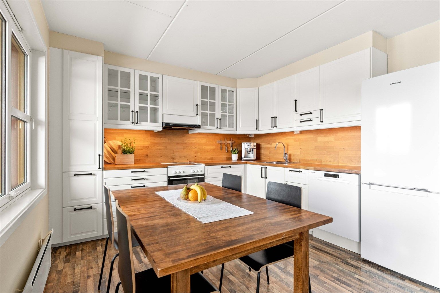 Det er god plass til en spiseplass i tilknytning til kjøkkenet, som er utstyrt med frittstående hvitevarer.