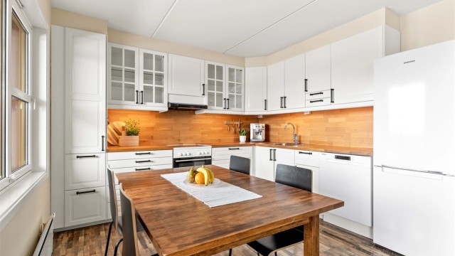 Det er god plass til en spiseplass i tilknytning til kjøkkenet, som er utstyrt med frittstående hvitevarer.