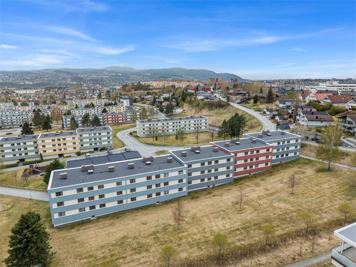 Kollektivtilbudet i området er godt, med nærmeste holdeplass kun ca. 3 minutters gange unna. Herfra går det hyppige avganger direkte til Trondheim sentrum og andre deler av byen. 