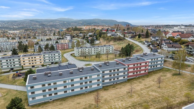 Kollektivtilbudet i området er godt, med nærmeste holdeplass kun ca. 3 minutters gange unna. Herfra går det hyppige avganger direkte til Trondheim sentrum og andre deler av byen.