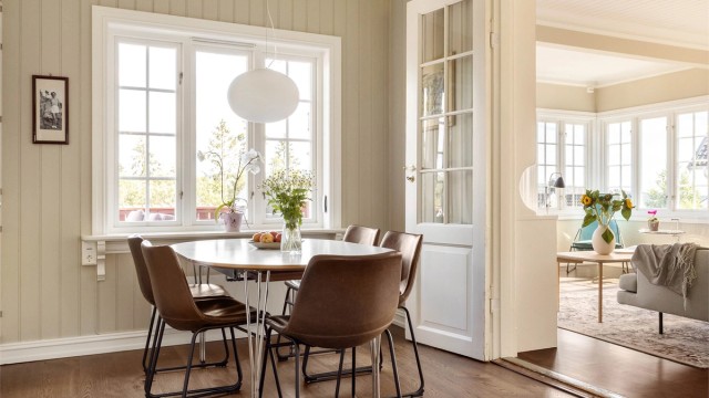 Fra spisestuen er det en fin overgang til stuen gjennom en tofløyet glassdør.