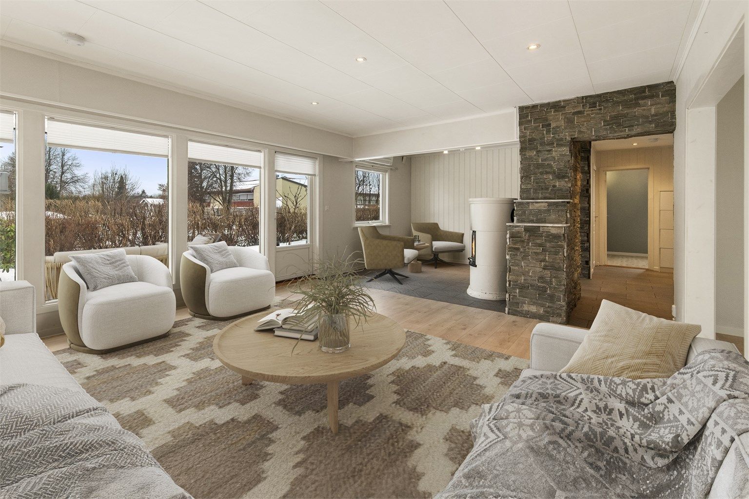 Stuen har store vindusflater og utgang til solrik uteplass mot sør/vest. Digitalt stylet.