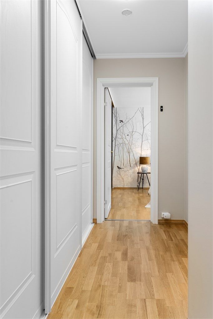 Gang til soverom og ett av badene har praktisk oppbevaringsmulighet i skyvedørsgarderobe.