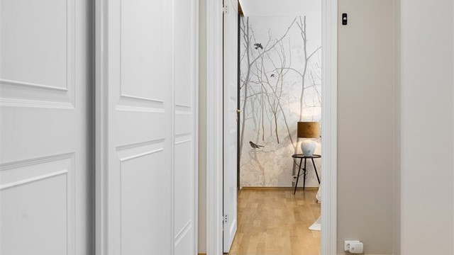 Gang til soverom og ett av badene har praktisk oppbevaringsmulighet i skyvedørsgarderobe.