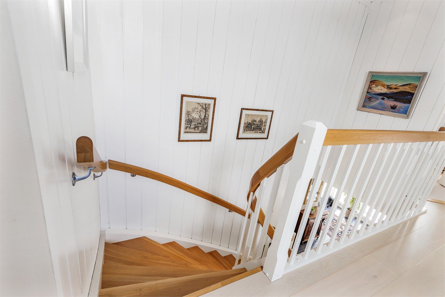 Opp trappen til 2.etasje kommer du til loftstuen.