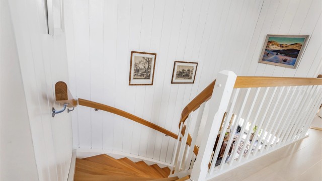 Opp trappen til 2.etasje kommer du til loftstuen.